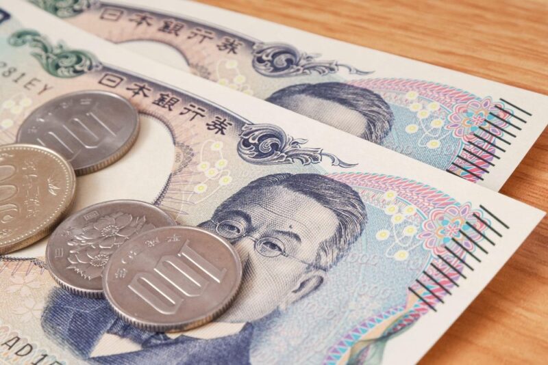 一万円札と小銭(料金・費用のイメージ)