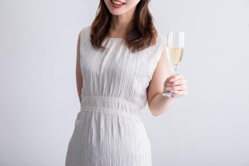 グラスをもつ女性