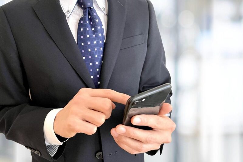 スマホを見るサラリーマン