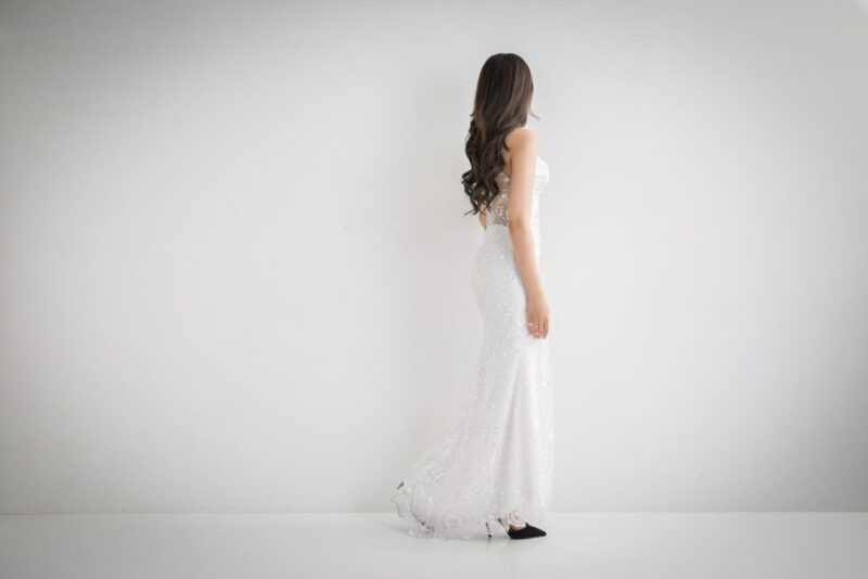 白いドレス姿の女性の後ろ姿