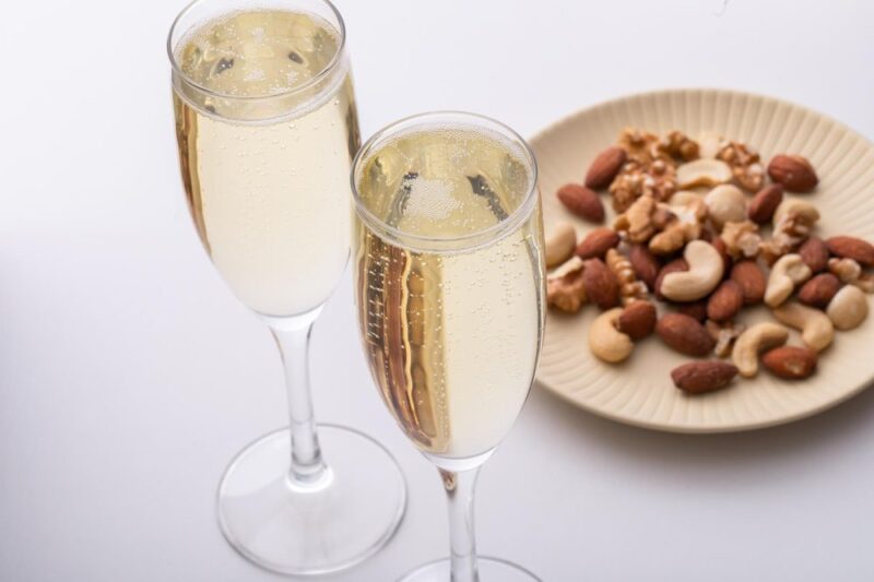 シャンパングラス2脚とミックスナッツの盛られた皿