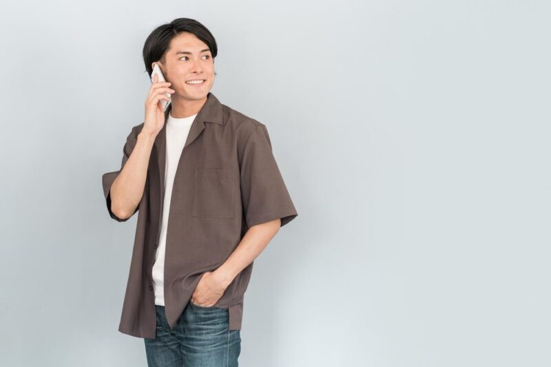 電話を掛ける男性