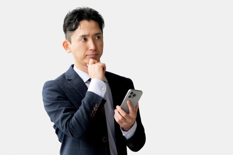 迷う男性