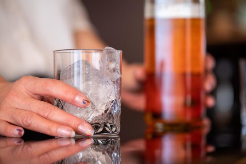 氷を入れたグラスと琥珀色のキープボトル