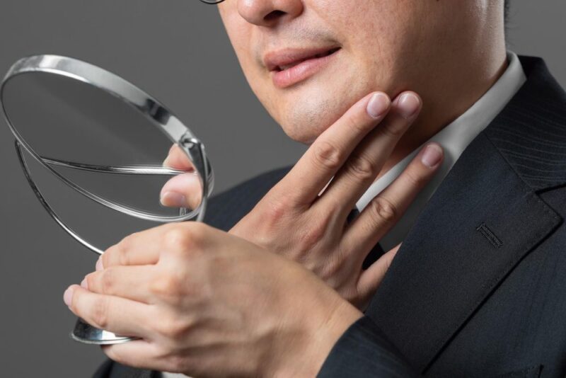髪型と顔まわりの清潔感を整えるのイメージ