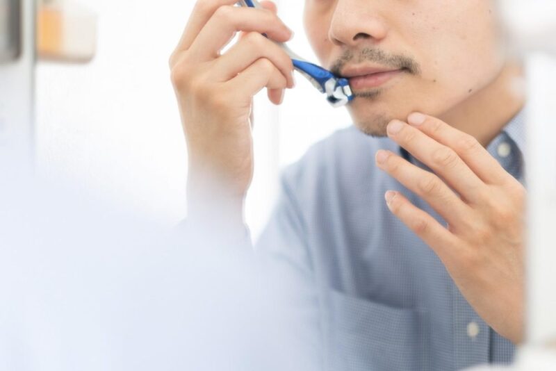 ひげや眉を手入れするのイメージ