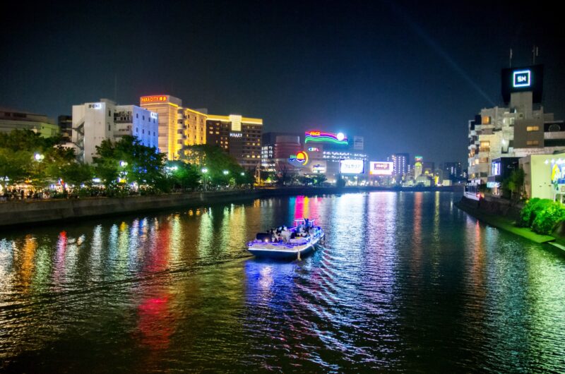 屋形船で夜の景色を楽しむのイメージ