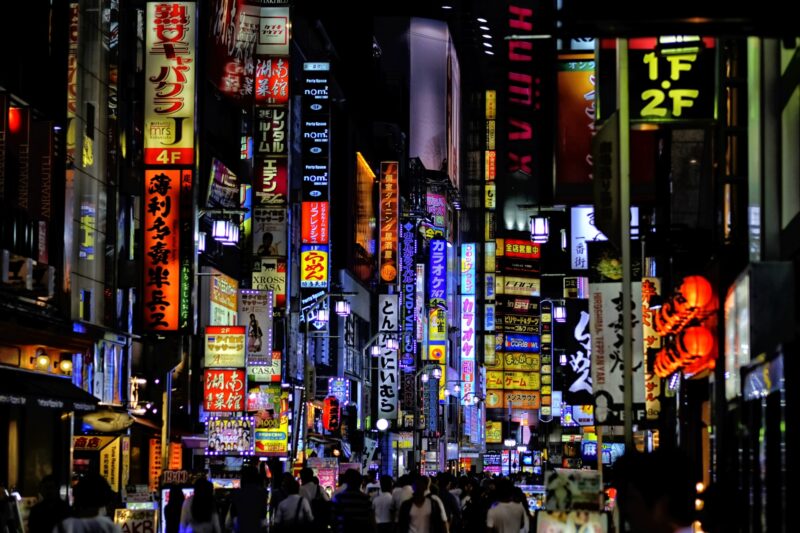 出張先で夜遊びを楽しむ魅力のイメージ