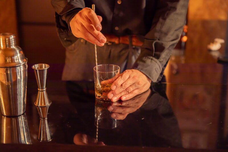初めて夜の店に行くときの服装と持ち物のイメージ