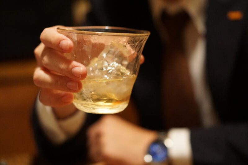 お酒が入ることで距離が縮まりやすいのイメージ