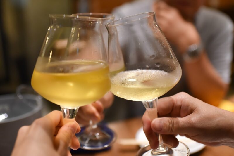 スマートな挨拶と乾杯のイメージ