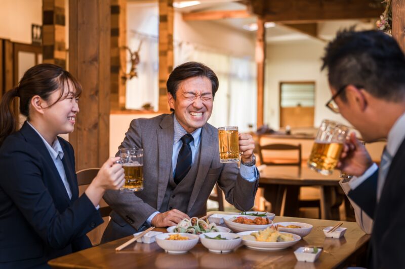 場を和ませ目的を達成する会話術のイメージ